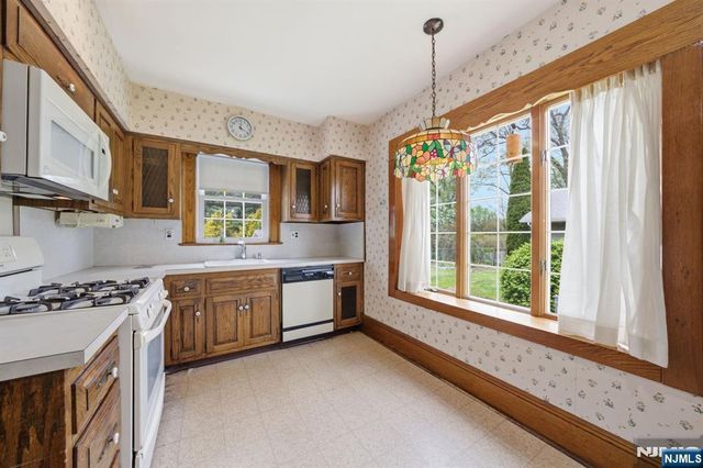 28 Sunset Road, Ringwood, NJ 07456