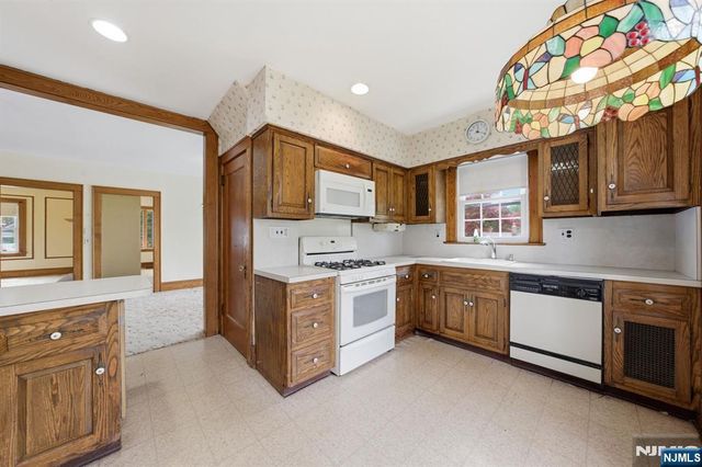 28 Sunset Road, Ringwood, NJ 07456