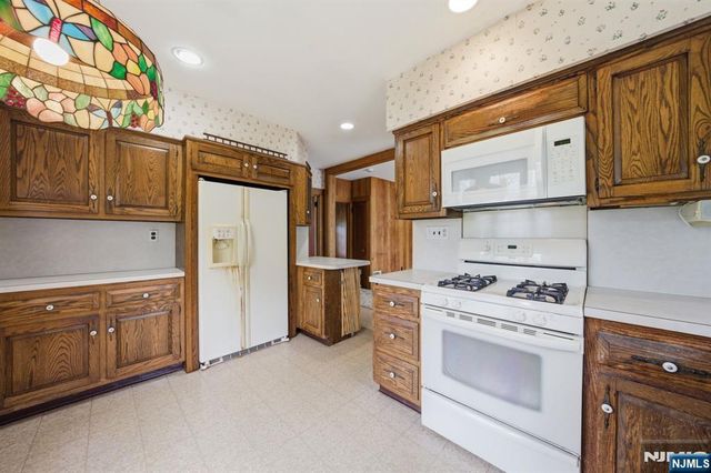 28 Sunset Road, Ringwood, NJ 07456