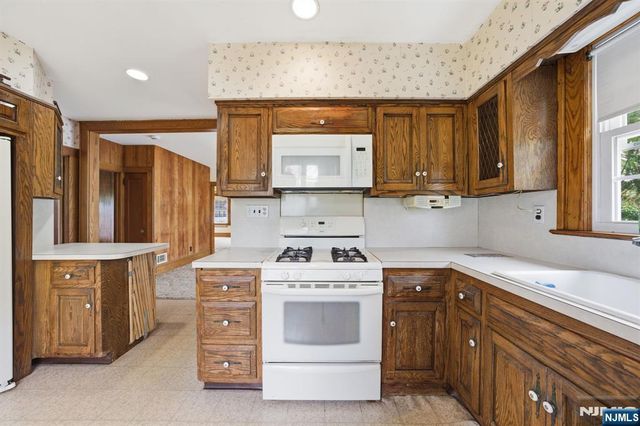 28 Sunset Road, Ringwood, NJ 07456