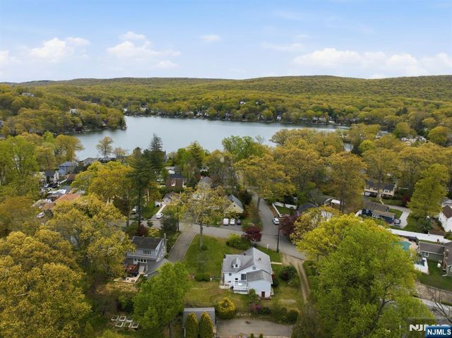 28 Sunset Road, Ringwood, NJ 07456