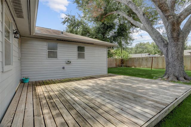 5843 Shurmard Drive, Houston, TX 77092