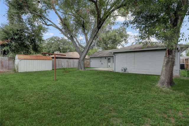 5843 Shurmard Drive, Houston, TX 77092