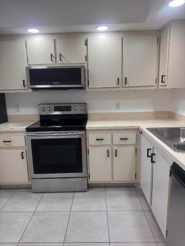 3178 Via Poinciana 303, Lake Worth, FL 33467