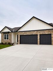 5114 Pinehill Road, Bellevue, NE 68133