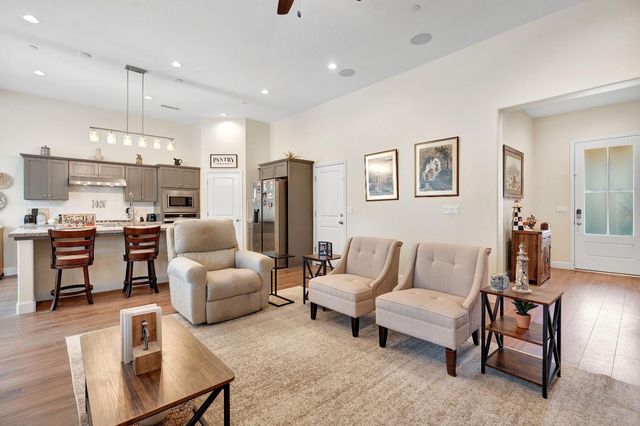 1807 Las Rosas Avenue, Clovis, CA 93619