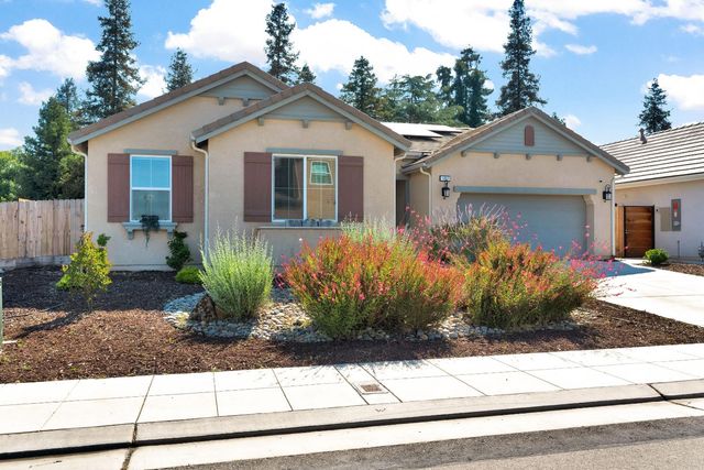 1807 Las Rosas Avenue, Clovis, CA 93619