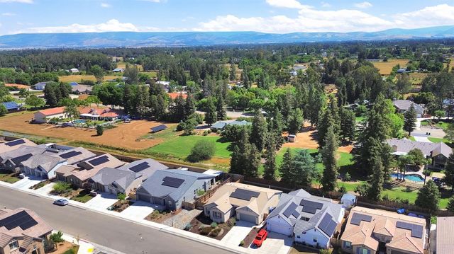 1807 Las Rosas Avenue, Clovis, CA 93619