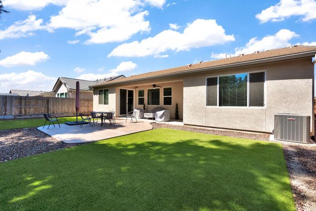 1807 Las Rosas Avenue, Clovis, CA 93619