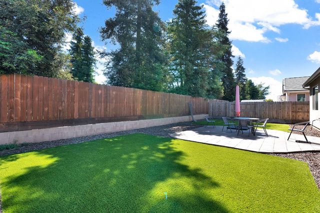 1807 Las Rosas Avenue, Clovis, CA 93619