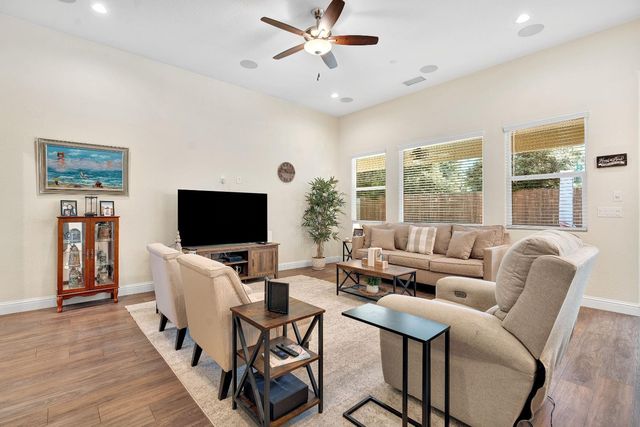 1807 Las Rosas Avenue, Clovis, CA 93619