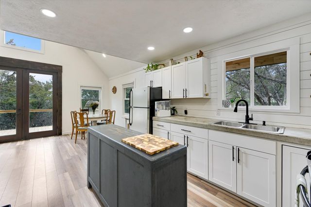 21112 Brewer LN, Lago Vista, TX 78645