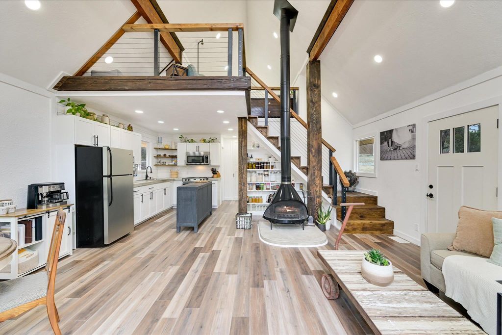 21112 Brewer LN, Lago Vista, TX 78645