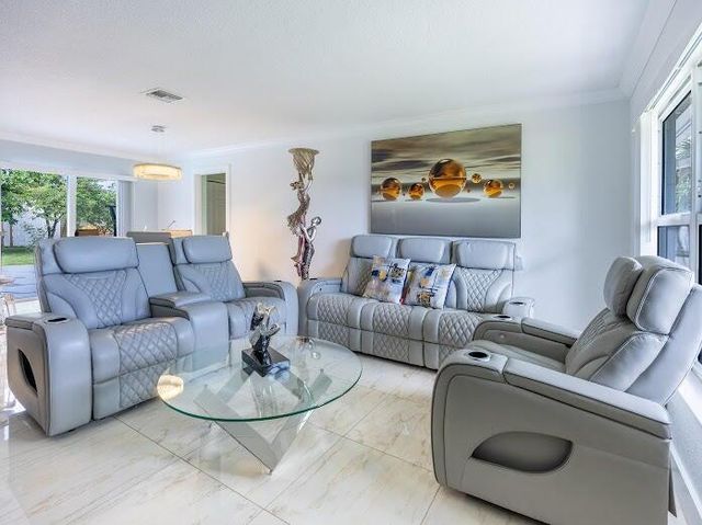 253 Davis Road, Palm Springs, FL 33461