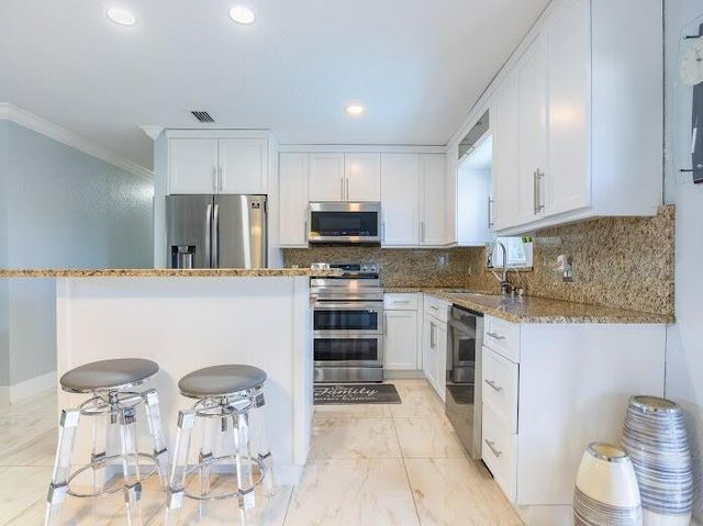 253 Davis Road, Palm Springs, FL 33461