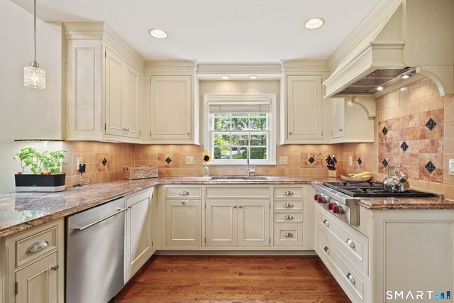 70 Chestnut Hill Lane, Stamford, CT 06903