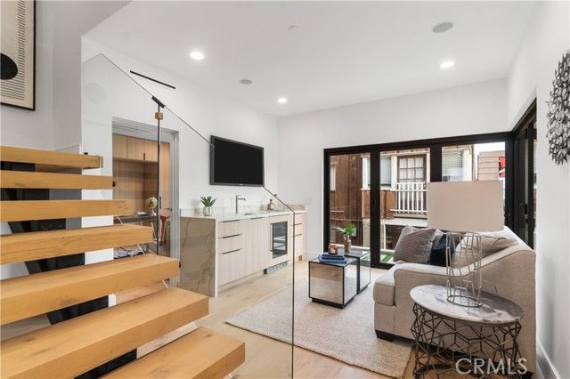 214 El Porto Street, Manhattan Beach, CA 90266