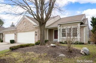 53 Aspen Lane Ne 66, Grand Rapids Twp, MI 49546