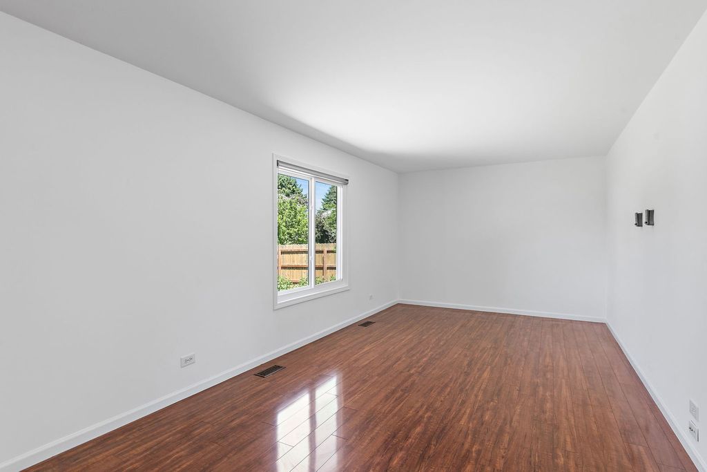 Image 11 of property listing at 1 Marie Court, South Elgin, IL 60177