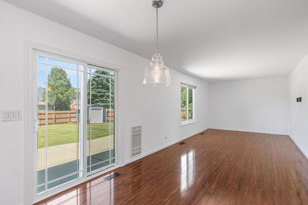 Image 12 of property listing at 1 Marie Court, South Elgin, IL 60177