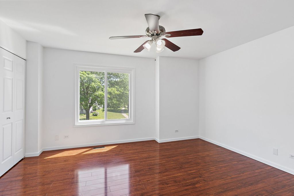 Image 13 of property listing at 1 Marie Court, South Elgin, IL 60177