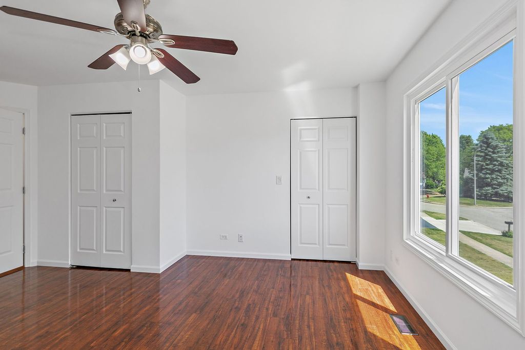 Image 14 of property listing at 1 Marie Court, South Elgin, IL 60177
