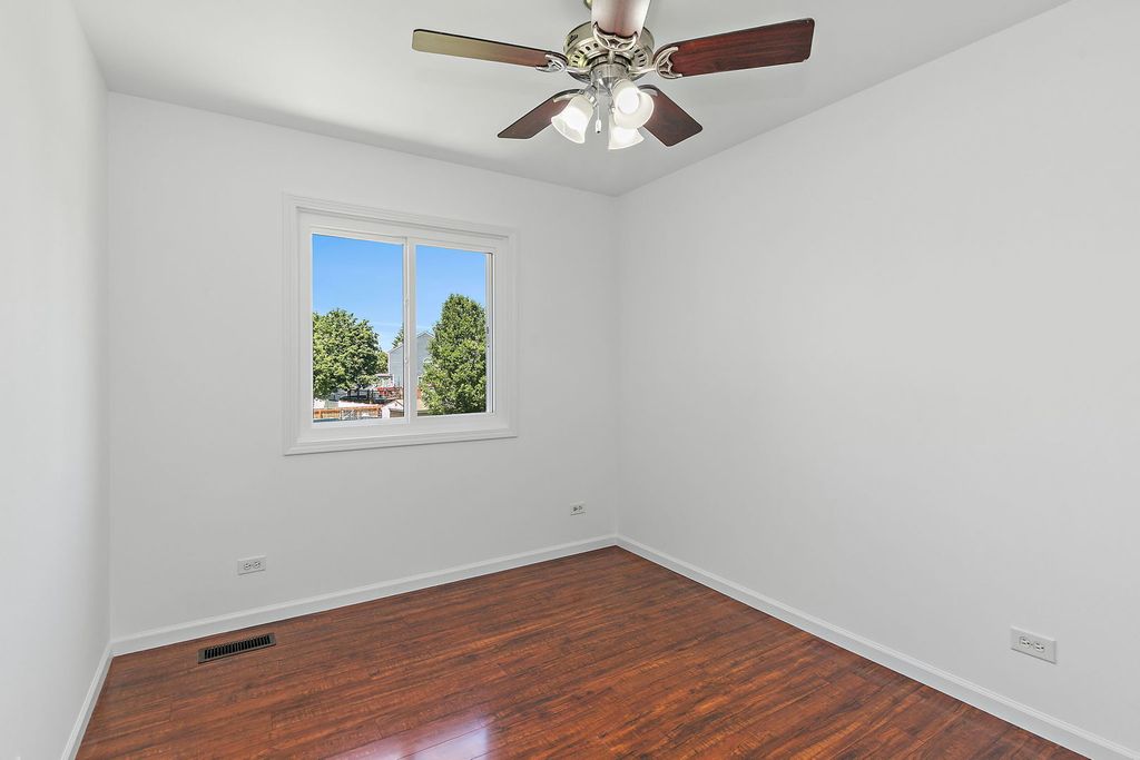 Image 15 of property listing at 1 Marie Court, South Elgin, IL 60177