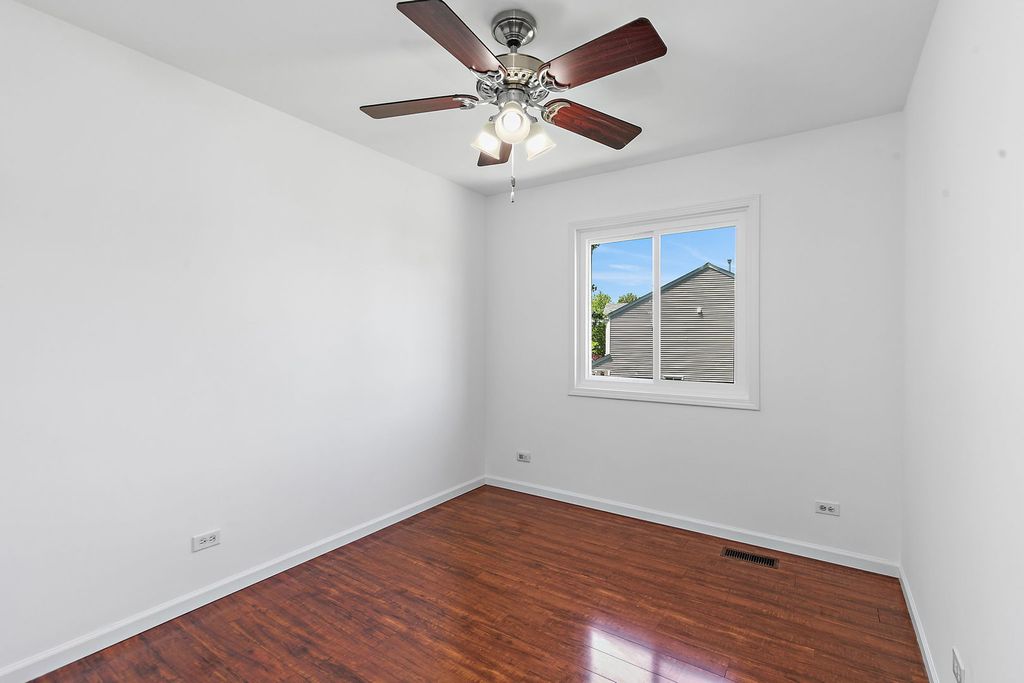 Image 16 of property listing at 1 Marie Court, South Elgin, IL 60177