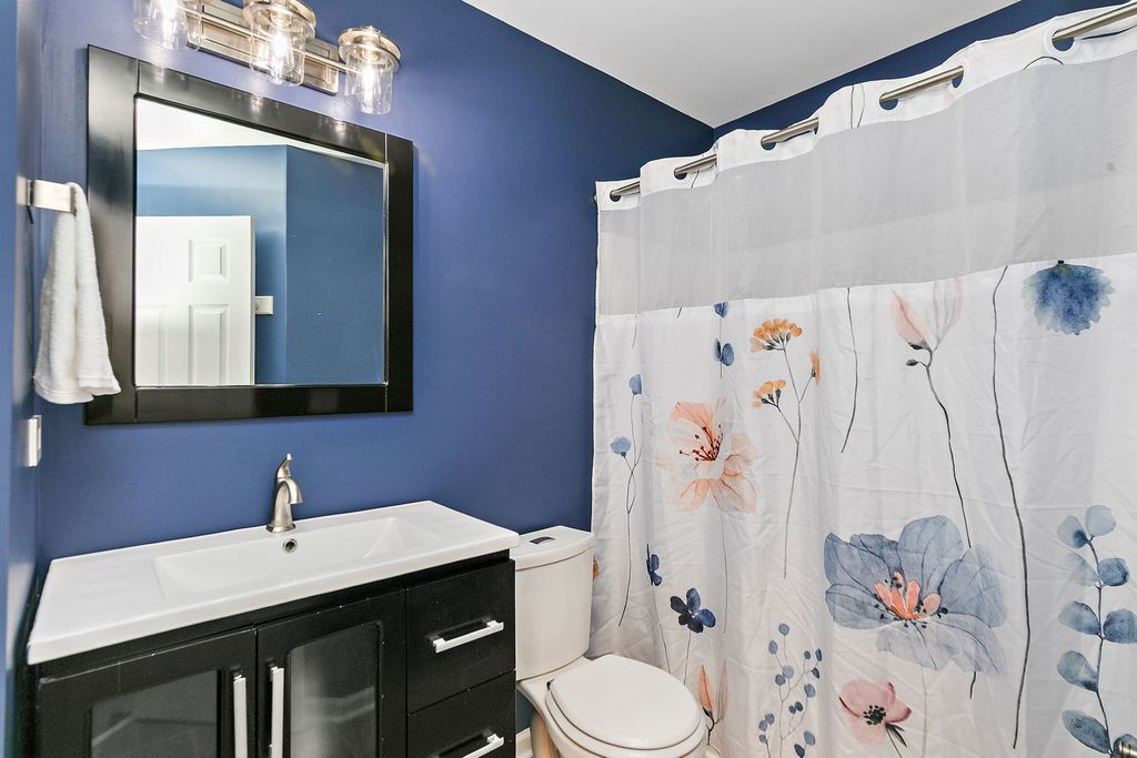 Image 17 of property listing at 1 Marie Court, South Elgin, IL 60177