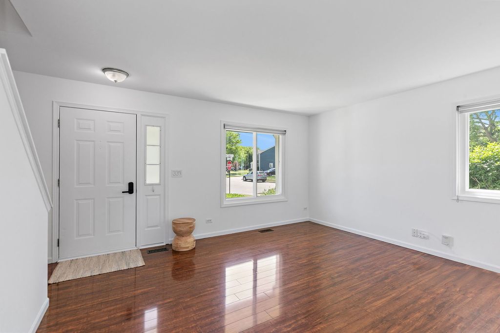 Image 3 of property listing at 1 Marie Court, South Elgin, IL 60177