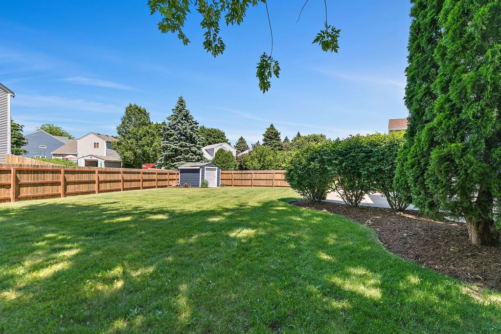Image 25 of property listing at 1 Marie Court, South Elgin, IL 60177