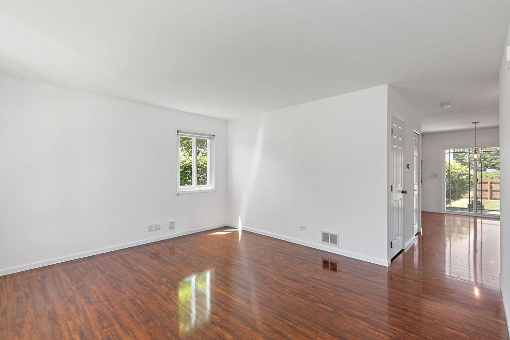 Image 4 of property listing at 1 Marie Court, South Elgin, IL 60177