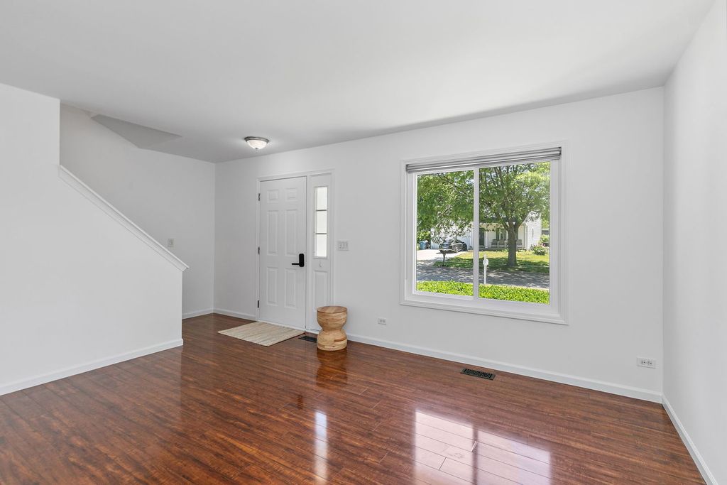 Image 5 of property listing at 1 Marie Court, South Elgin, IL 60177