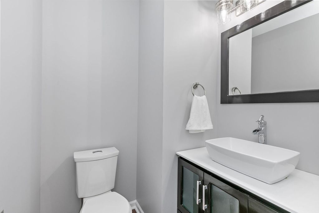 Image 6 of property listing at 1 Marie Court, South Elgin, IL 60177