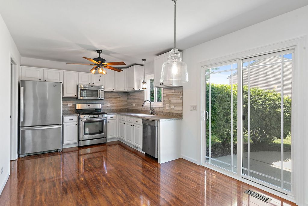 Image 7 of property listing at 1 Marie Court, South Elgin, IL 60177