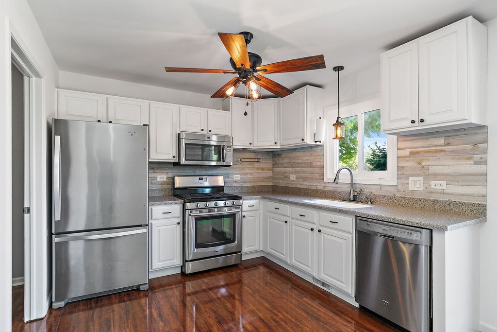 Image 8 of property listing at 1 Marie Court, South Elgin, IL 60177