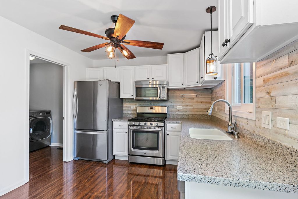 Image 9 of property listing at 1 Marie Court, South Elgin, IL 60177