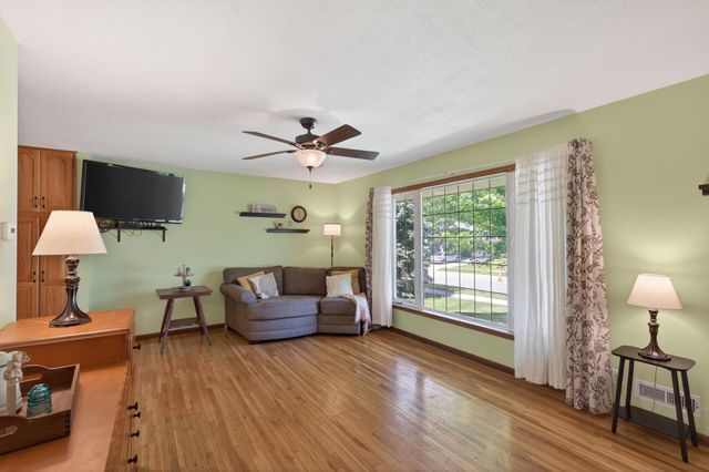 1094 Lowell Drive, Apple Valley, MN 55124