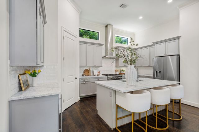 908 Thompson Street, Houston, TX 77007