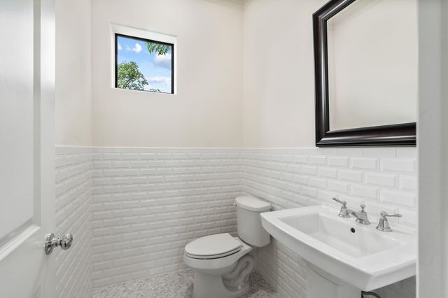 908 Thompson Street, Houston, TX 77007