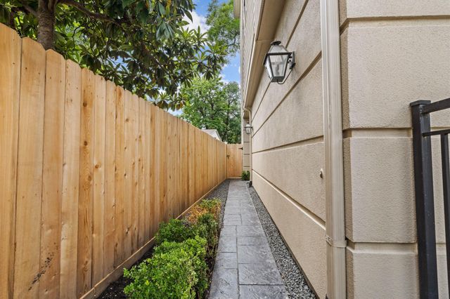 908 Thompson Street, Houston, TX 77007
