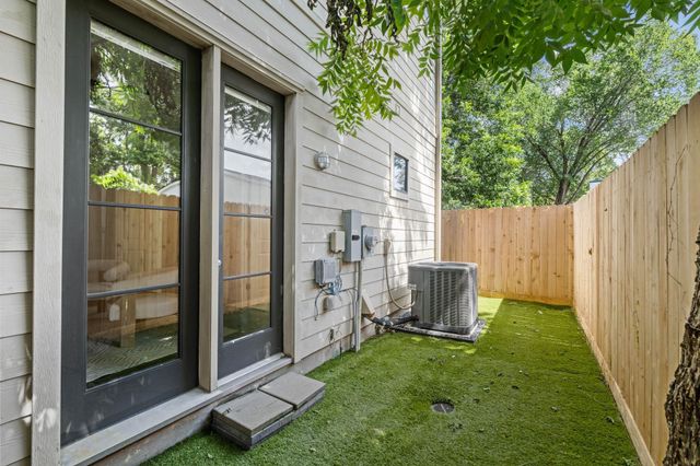 908 Thompson Street, Houston, TX 77007