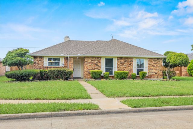 2217 Rockbluff Drive, Rowlett, TX 75088