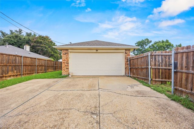 2217 Rockbluff Drive, Rowlett, TX 75088