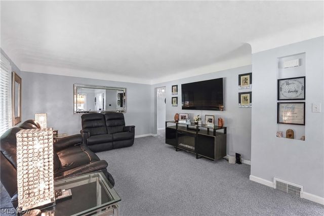 6483 Fernhurst Avenue, Parma Heights, OH 44130