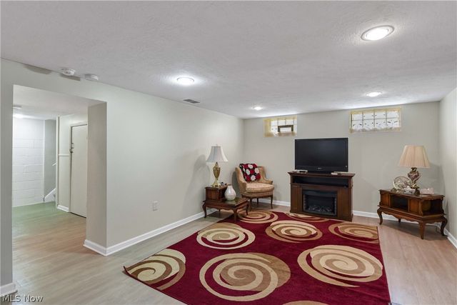 6483 Fernhurst Avenue, Parma Heights, OH 44130
