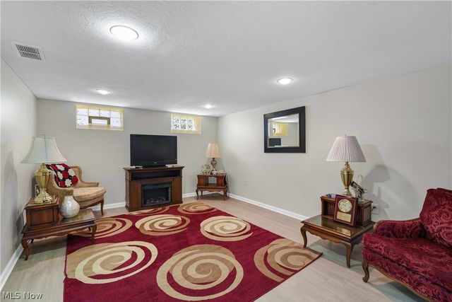 6483 Fernhurst Avenue, Parma Heights, OH 44130