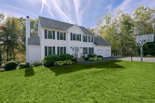29 Harmony Trl, Hopedale, MA 01747