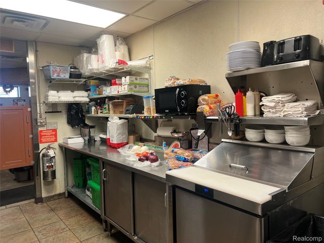 3144 S Wayne Road, Wayne, MI 48184