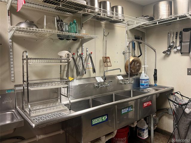 3144 S Wayne Road, Wayne, MI 48184